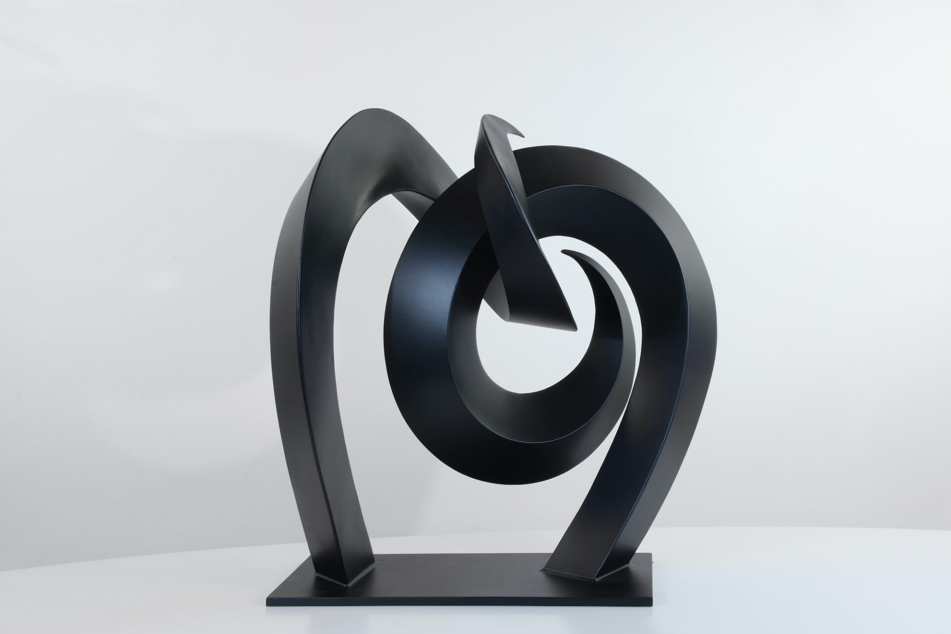 sculpture contemporaine abstraite en aluminium patiné de francis guerrier en vente a la galerie22
