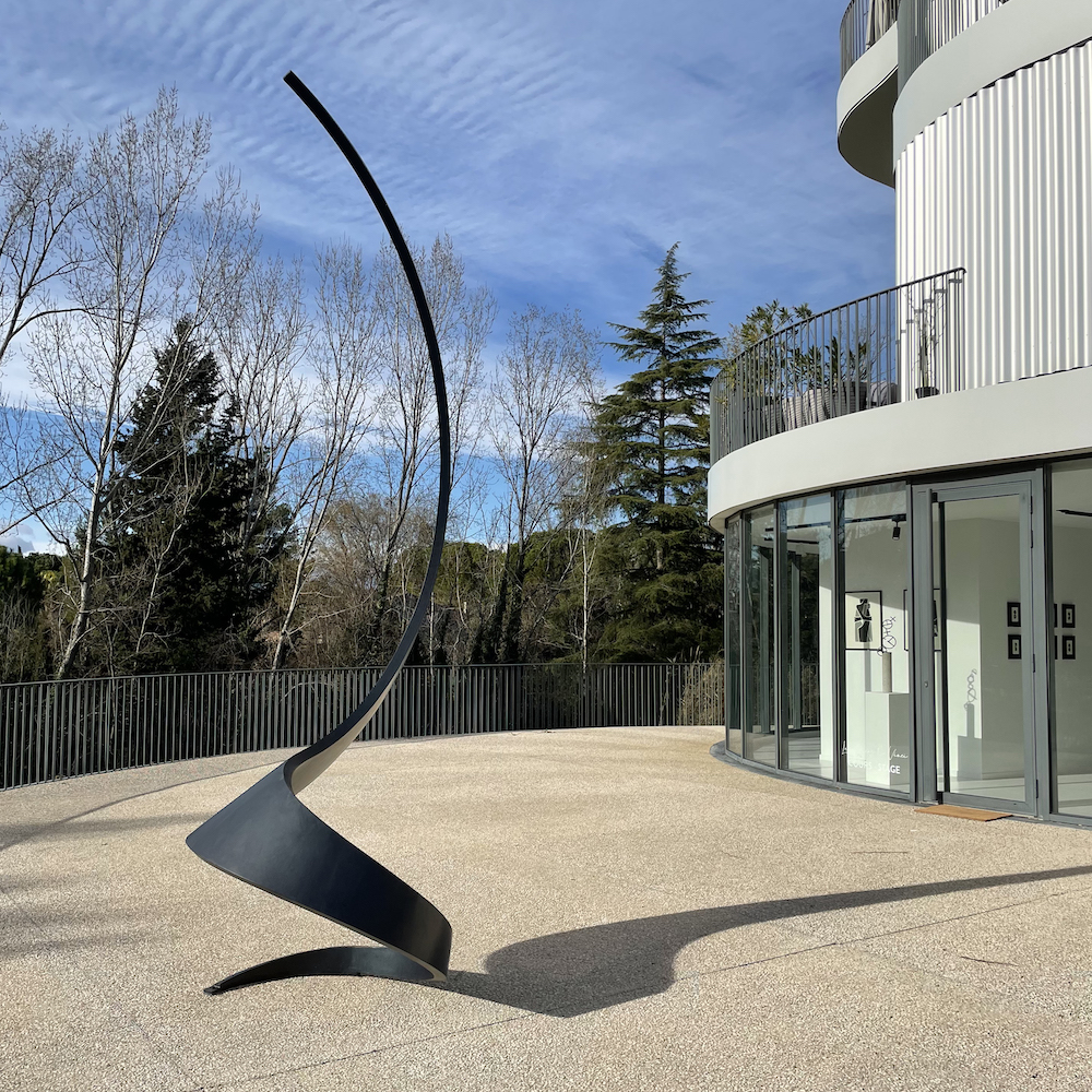 sculpture contemporaine monumentale en aluminium de francis guerrier à vendre a la galerie22