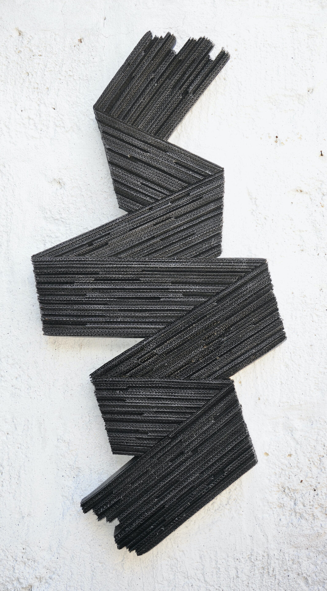 sculpture contemporaine noire en carton de pierre riba en vente a la galerie22