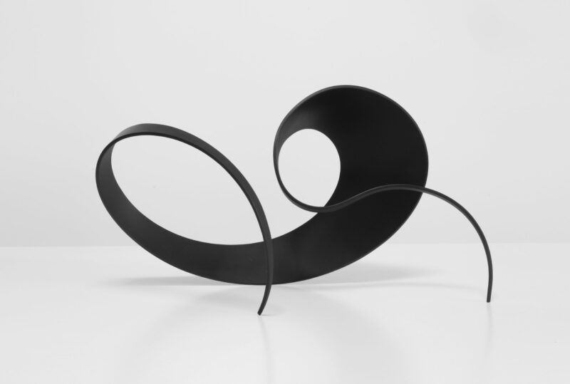 sculpture contemporaine abstraite metal peint noir de francis guerrier en vente a la galerie22