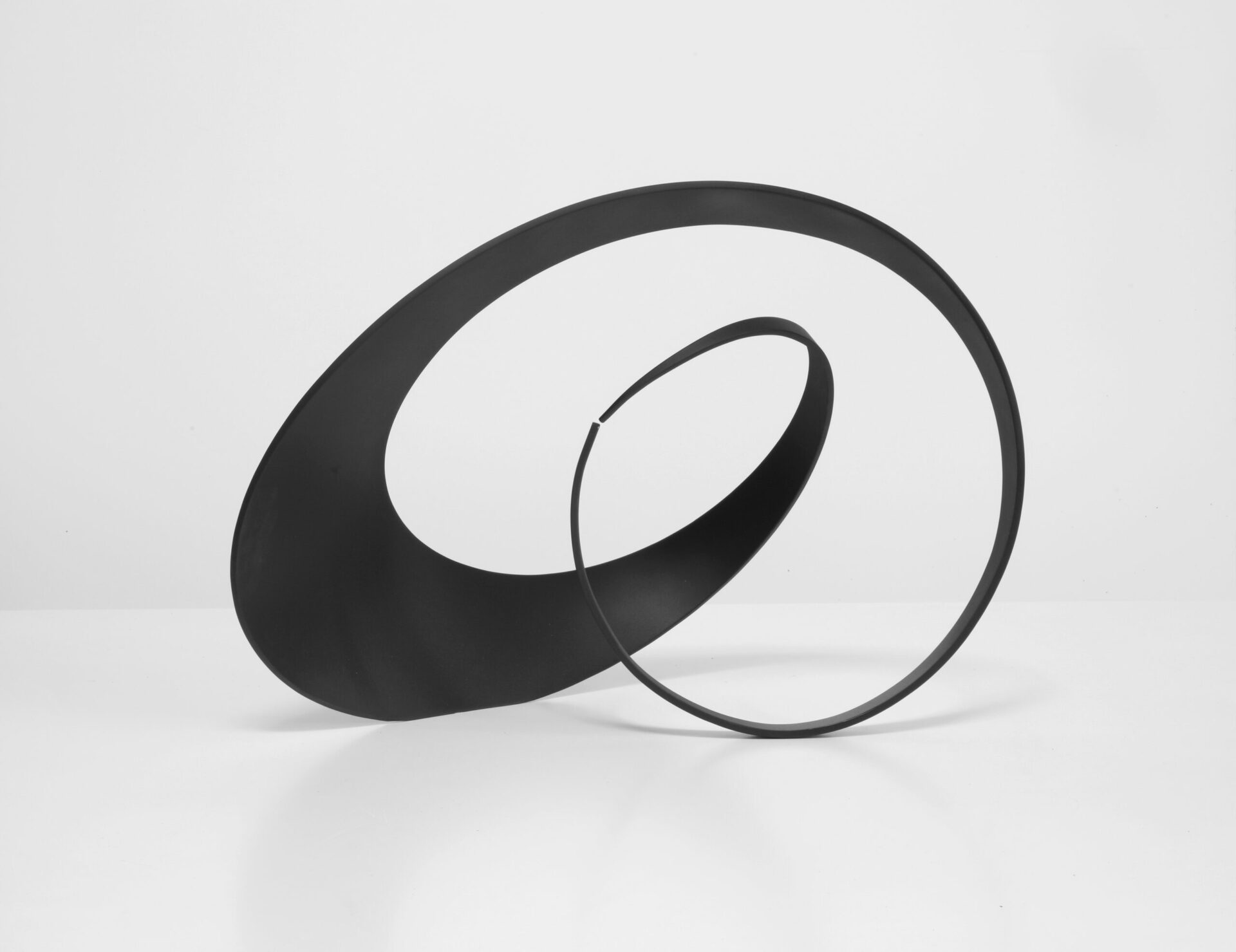 sculpture contemporaine abstraite metal peint noir de francis guerrier en vente a la galerie22