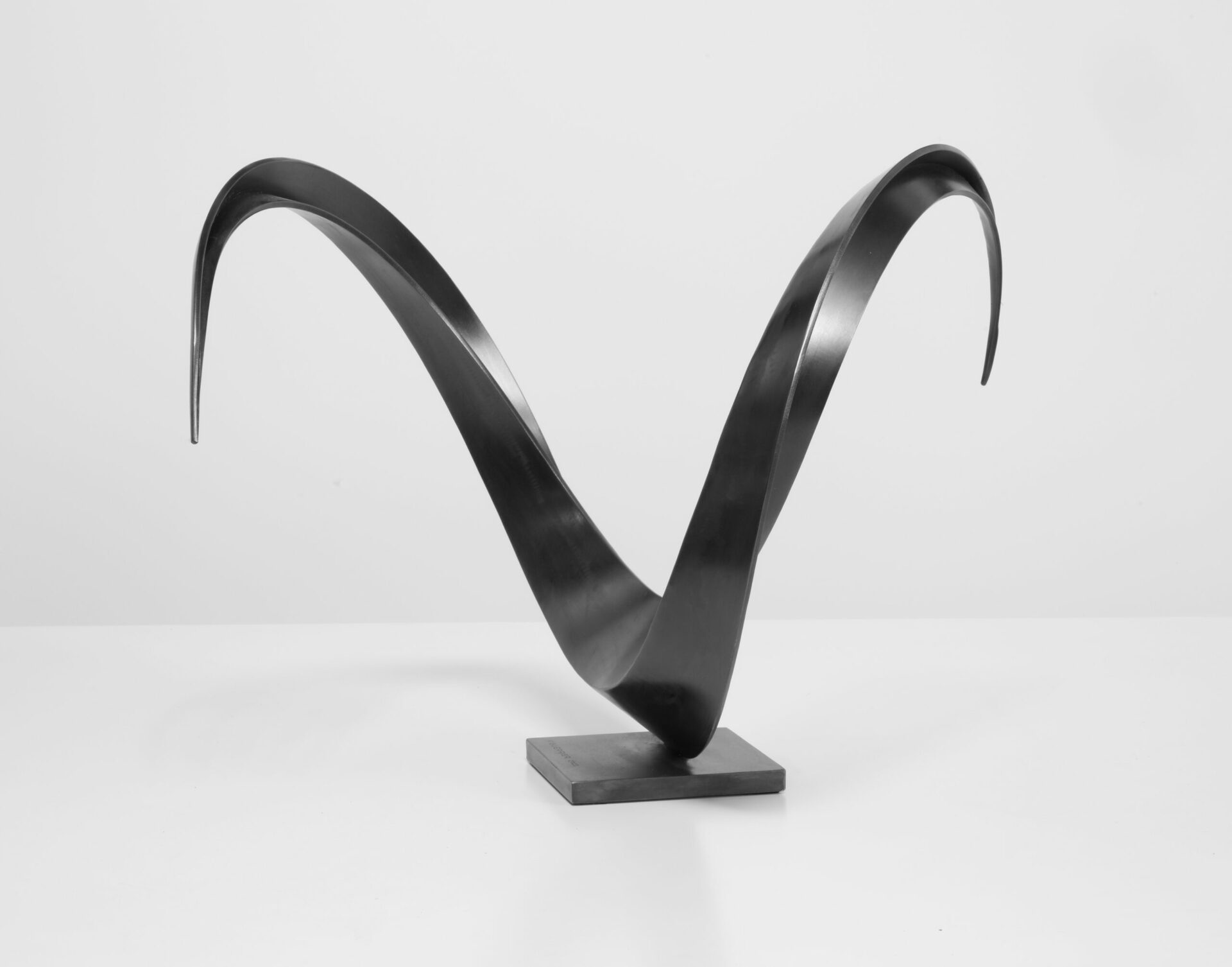sculpture contemporaine abstraite metal peint noir de francis guerrier en vente a la galerie22
